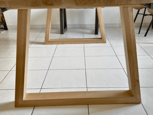 Pieds de table en forme de trapèze en bois