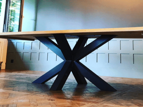 Un pied central de table en acier noir