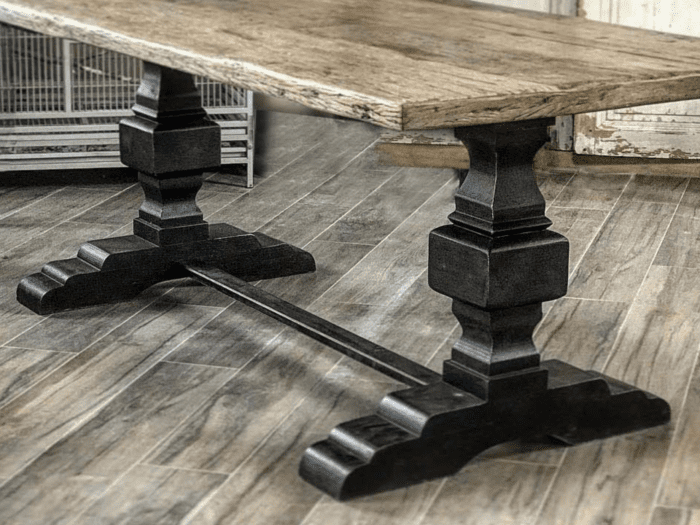 Des pieds de table monastère en bois
