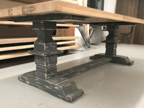 Des pieds de table style monastère en bois