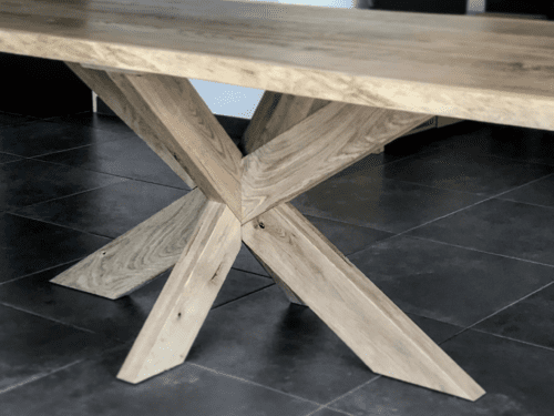 Un pied central de table en forme d'Etoile en bois