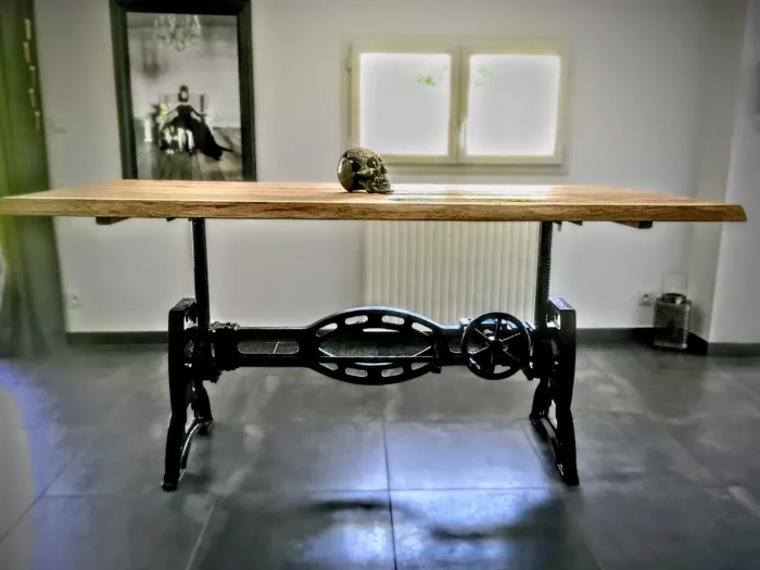 Une table à manger réglable en hauteur, avec un pied en fonte