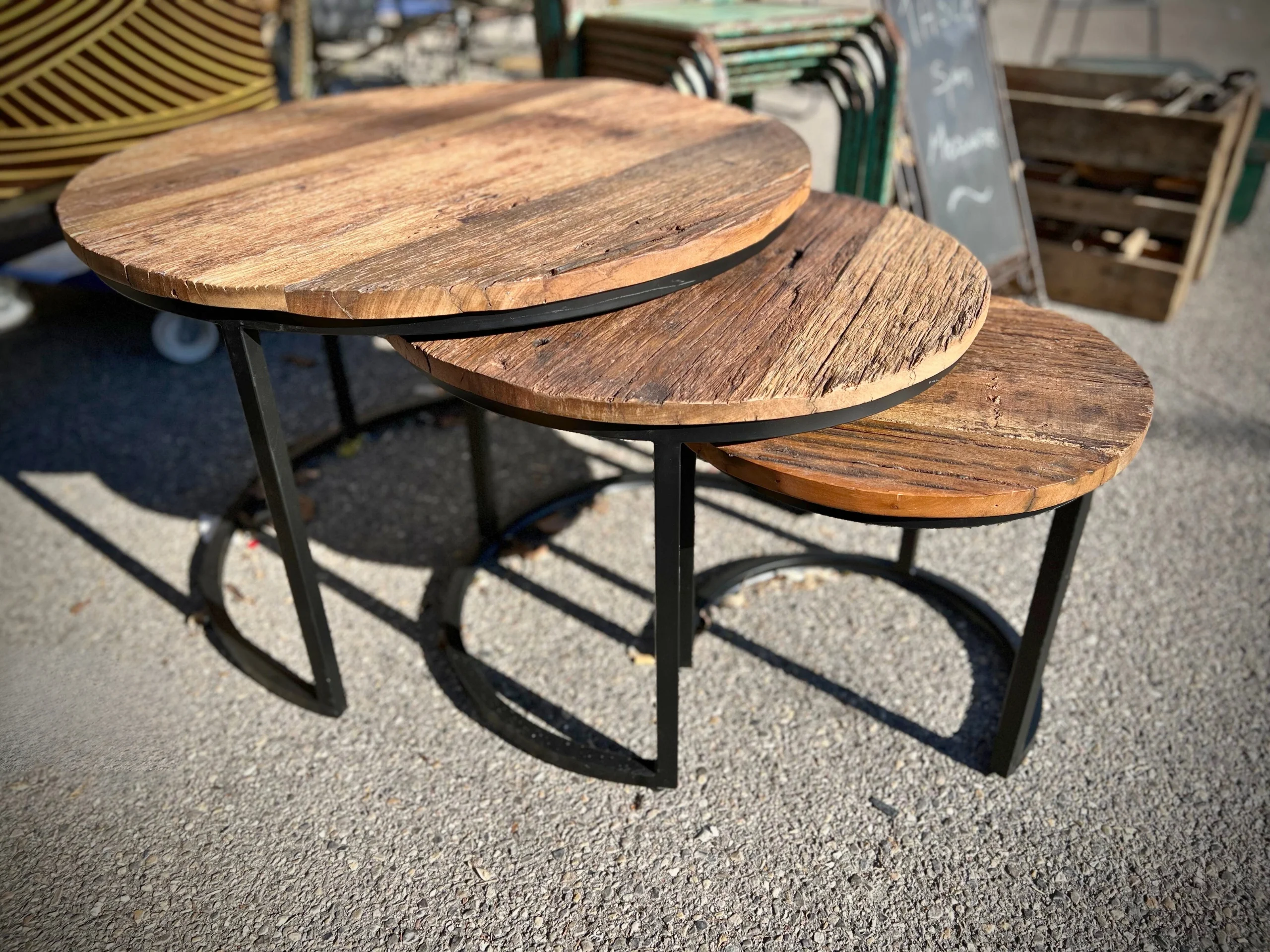 Trois tables gigognes en bois recyclé et acier