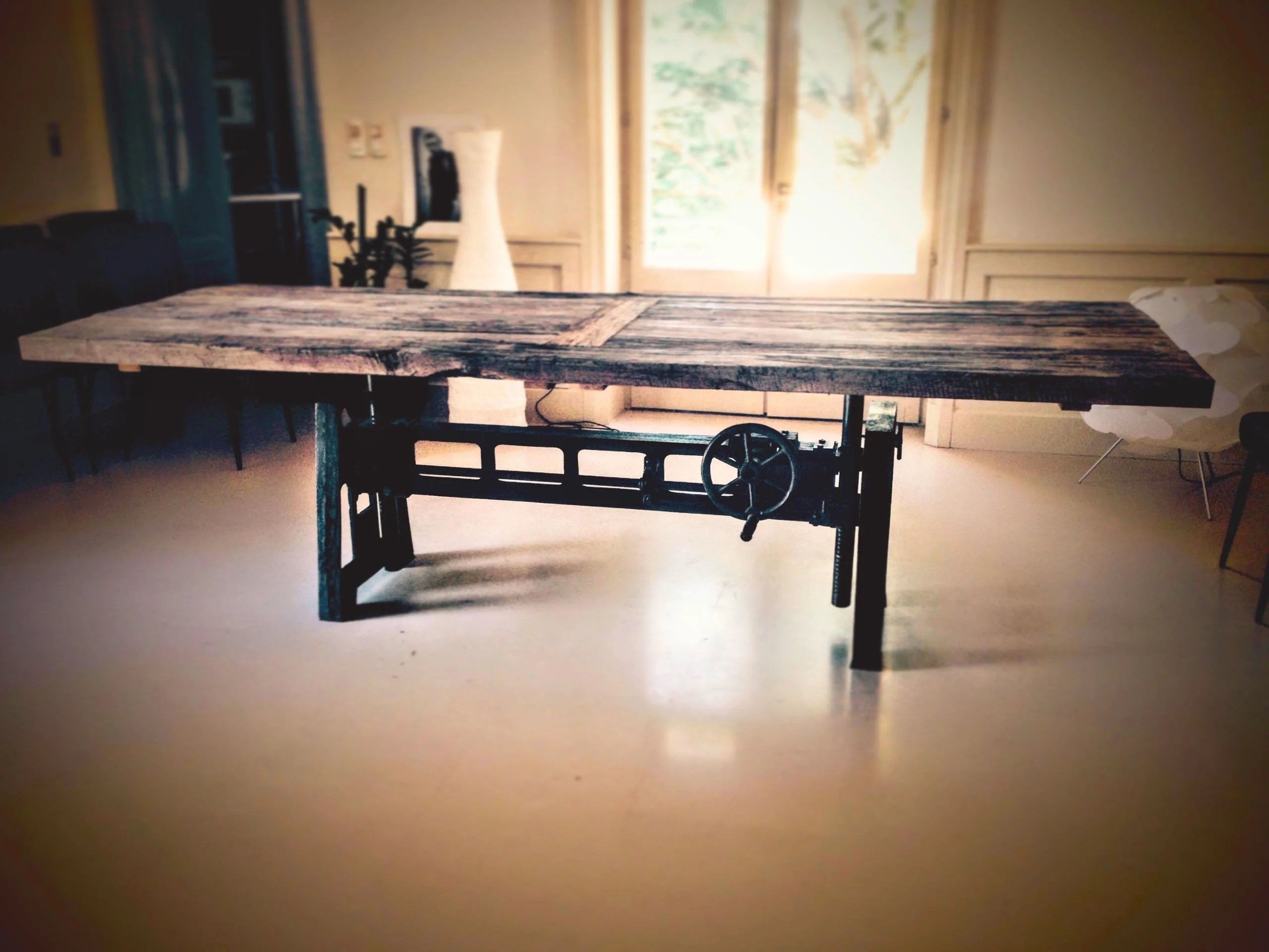 Une table réglable sur mesure dans un salon