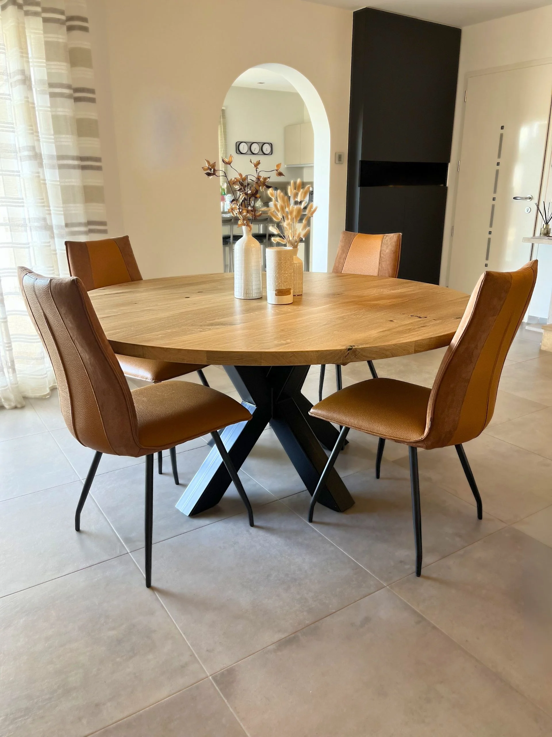 Une table à manger ronde sur mesure avec quatre chaises