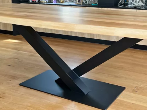 Un pied de table à manger en acier noir